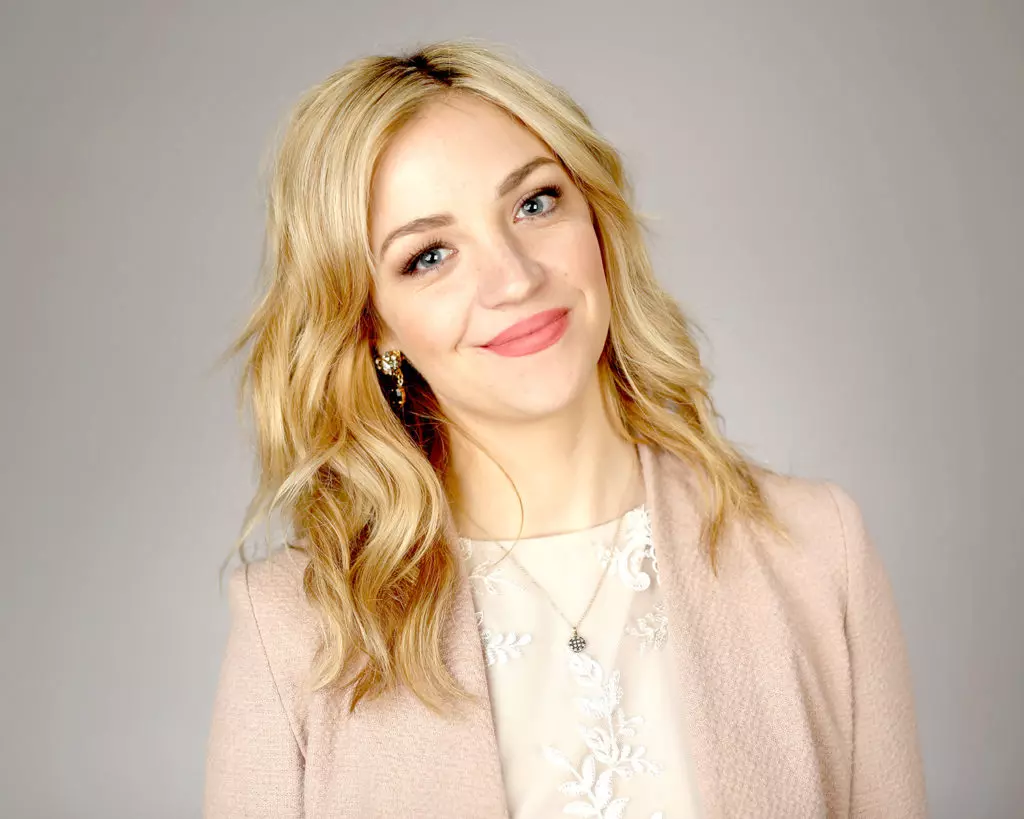 Abby Elliott Net Worth 2022